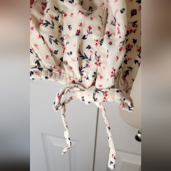 Oversized Ditsy-floral corduroy tie-sleeve top with vented side size medium NWOT - Picture 5 of 9